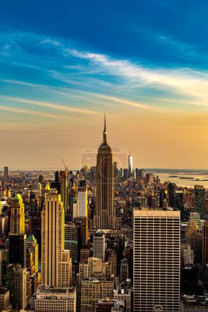 Foto de NUEVA YORK CITY, Estados Unidos - 15 de marzo de 2020: Vista aérea panorámica de Manhattan al atardecer en Nueva York, NY, Estados Unidos - Imagen libre de derechos
