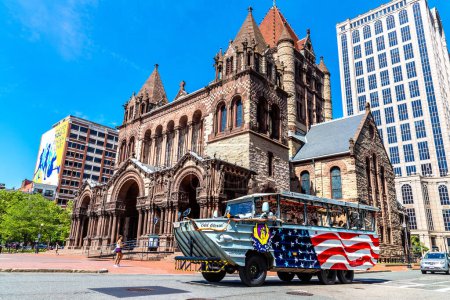 Foto de BOSTON, EE.UU. - 29 de marzo de 2020: Boston Duck Tours autobús junto a Trinity Church en Copley Square en Boston, Massachusetts, EE.UU. - Imagen libre de derechos
