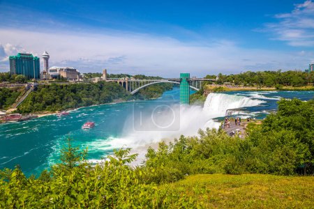 Téléchargez les photos : NIAGARA FALLS, États-Unis - 29 MAI 2019 : Vue des chutes américaines à Niagara Falls, États-Unis, du côté américain - en image libre de droit