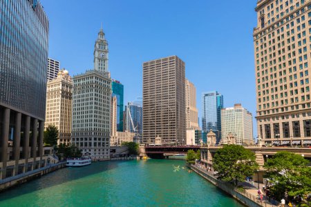 Foto de CHICAGO, Estados Unidos - 29 de marzo de 2020: Crucero turístico por el río Chicago en Chicago, Illinois, Estados Unidos - Imagen libre de derechos