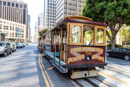 Foto de SAN FRANCISCO, Estados Unidos - 29 de marzo de 2020: El tranvía del teleférico en San Francisco, California, Estados Unidos - Imagen libre de derechos