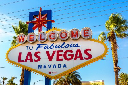 Téléchargez les photos : LAS VEGAS, États-Unis - 29 MARS 2020 : Bienvenue au fabuleux panneau de Las Vegas par une journée ensoleillée à Las Vegas, Nevada, États-Unis - en image libre de droit
