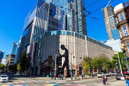 Foto de SEATTLE, Estados Unidos - 29 de marzo de 2020: Hammering Man and Seattle Art Museum in a sunny day, Seattle, Washington, Estados Unidos - Imagen libre de derechos