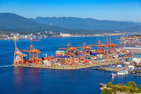 Téléchargez les photos : VANCOUVER, CANADA - LE 2 AVRIL 2020 : Vue aérienne panoramique du terminal Centerm de Vancouver - Terminal portuaire de conteneurs par une journée ensoleillée, Canada - en image libre de droit