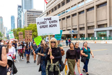 Téléchargez les photos : TORONTO, CANADA - LE 27 SEPTEMBRE 2019 : Grève mondiale pour le climat et marche pour la justice climatique à Toronto, Ontario, Canada - en image libre de droit