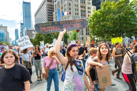 Foto de TORONTO, CANADÁ - 27 DE SEPTIEMBRE DE 2019: Huelga Global por el Clima y marcha por la justicia climática en Toronto, Ontario, Canadá - Imagen libre de derechos