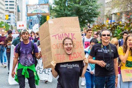 Foto de TORONTO, CANADÁ - 27 DE SEPTIEMBRE DE 2019: Huelga Global por el Clima y marcha por la justicia climática en Toronto, Ontario, Canadá - Imagen libre de derechos