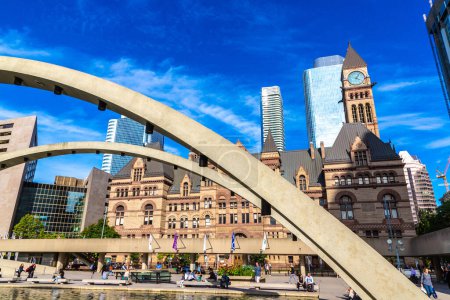 Téléchargez les photos : TORONTO, CANADA - LE 2 AVRIL 2020 : L'ancien hôtel de ville de Toronto par une journée ensoleillée, Ontario, Canada - en image libre de droit