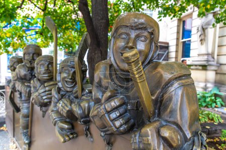 Foto de TORONTO, CANADÁ - 2 DE ABRIL DE 2020: Escultura de bronce en el Salón de la Fama del Hockey en Toronto, Ontario, Canadá - Imagen libre de derechos