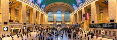 Foto de NUEVA YORK CITY, EE.UU. - 15 DE MARZO DE 2020: Panorama del hall principal Grand Central Station Terminal en Manhattan, Nueva York, EE.UU. - Imagen libre de derechos