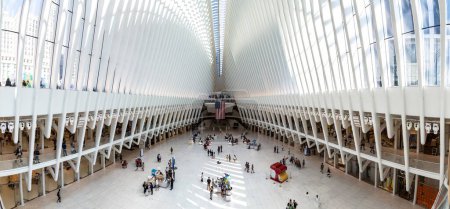 Foto de NUEVA YORK CITY, Estados Unidos - 29 de marzo de 2020: Panorama del centro de transporte de Oculus en el World Trade Center en Nueva York, NY, Estados Unidos - Imagen libre de derechos