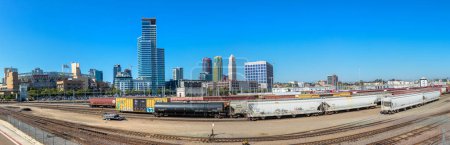 Téléchargez les photos : SAN DIEGO, États-Unis - 29 MARS 2020 : Panorama de San Diego et chariot ferroviaire au dépôt ferroviaire, Californie, États-Unis - en image libre de droit
