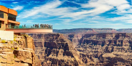 Foto de ARIZONA, Estados Unidos - 29 de marzo de 2020: Panorama del turista disfrutando de la vista en el punto de observación del Gran Cañón Skywalk en el Gran Cañón West Rim, Arizona, Estados Unidos - Imagen libre de derechos