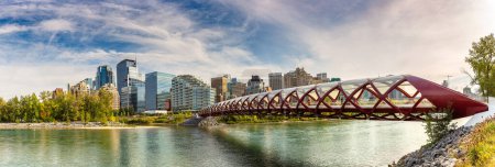 Téléchargez les photos : CALGARY, CANADA - LE 2 AVRIL 2020 : Panorama du pont de la Paix traversant la rivière Bow à Calgary par une journée ensoleillée, Canada - en image libre de droit