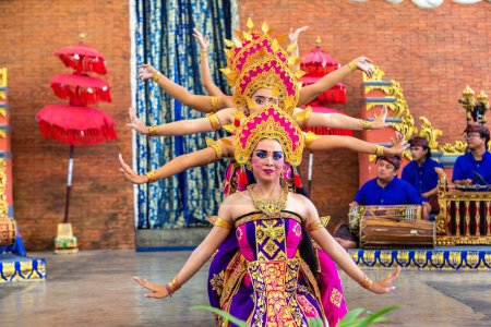 Foto de BALI, INDONESIA - 28 DE FEBRERO DE 2020: Danza tradicional balinesa en el Parque Cultural GWK Garuda Wisnu Kencana en Bali, Indonesia - Imagen libre de derechos
