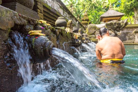 Téléchargez les photos : BALI, INDONÉSIE - 28 FÉVRIER 2020 : Les Balinais prient dans l'eau bénite de la piscine du temple Pura Tirta Empul à Bali, Indonésie - en image libre de droit
