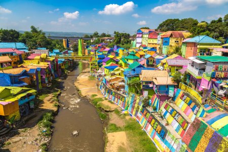 Foto de MALANG, INDONESIA - 27 DE FEBRERO DE 2020: Vista del colorido pueblo de Jodipan (Kampung Warna Warni) en Malang, Java Oriental, Indonesia - Imagen libre de derechos
