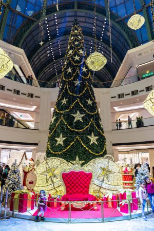 Foto de DUBAI, Emiratos Árabes Unidos - 25 de diciembre de 2019: Árbol de Navidad en Mall of the Emirates en Dubai, Emiratos Árabes Unidos - Imagen libre de derechos