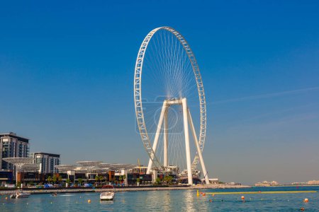 Téléchargez les photos : DUBAI, Émirats arabes unis - 5 AVRIL 2020 : Grande roue Dubai Eye à Bluewaters Island, Dubai Marina par une journée ensoleillée, Dubai, Émirats arabes unis - en image libre de droit