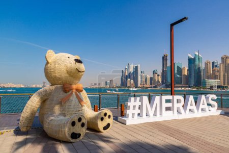 Téléchargez les photos : DUBAI, EAU - 5 AVRIL 2020 : Signe de hashtag Meraas d'une société holding basée à Dubaï sur Bluewaters Island, Dubai Marina, Dubaï, Émirats arabes unis - en image libre de droit