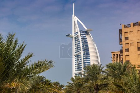 Foto de DUBAI, EMIRATOS ÁRABES UNIDOS - 31 DE ENERO DE 2020: Vista en el hotel Burj Al arab desde el hotel de lujo Madinat Jumeirah en un día de verano en Dubai, Emiratos Árabes Unidos - Imagen libre de derechos