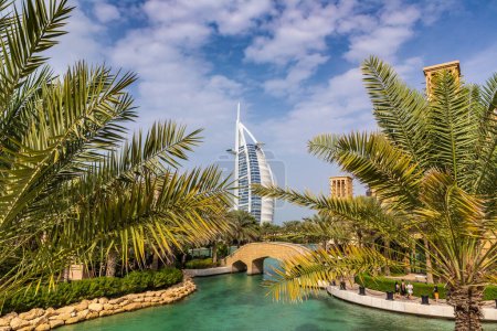 Foto de DUBAI, EMIRATOS ÁRABES UNIDOS - 31 DE ENERO DE 2020: Vista en el hotel Burj Al arab desde el hotel de lujo Madinat Jumeirah en un día de verano en Dubai, Emiratos Árabes Unidos - Imagen libre de derechos