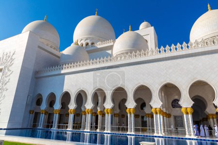 Foto de ABU DHABI, EMIRATOS ÁRABES UNIDOS - 31 DE ENERO DE 2019: Mezquita Sheikh Zayed en Abu Dhabi en un día de verano, Emiratos Árabes Unidos - Imagen libre de derechos