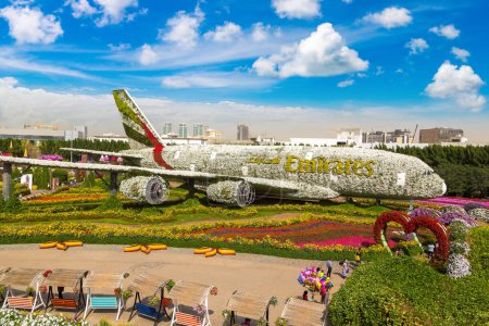 Téléchargez les photos : DUBAI, Émirats arabes unis - 31 JANVIER 2020 : Emirates Airbus A380 fait de fleurs au jardin miracle de Dubaï par une journée ensoleillée, Émirats arabes unis - en image libre de droit