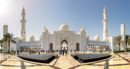 Foto de ABU DHABI, EMIRATOS ÁRABES UNIDOS - 31 DE ENERO DE 2019: Panorama de la Gran Mezquita Sheikh Zayed en Abu Dhabi en un día de verano, Emiratos Árabes Unidos - Imagen libre de derechos