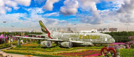 Téléchargez les photos : DUBAI, ÉMIRATS ARABES UNIS - 31 JANVIER 2019 : Panorama des Émirats Airbus A380 fait de fleurs au jardin miracle de Dubaï par une journée ensoleillée, Émirats arabes unis - en image libre de droit