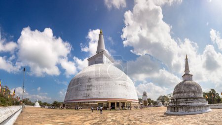 Téléchargez les photos : ANURADHAPURA, SRI LANKA - 12 FÉVRIER 2019 : Panorama du grand stupa blanc Ruwanwelisaya au musée archéologique d'Anuradhapura au Sri Lanka - en image libre de droit