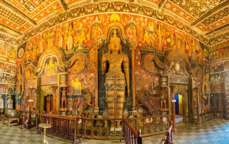 Foto de COLOMBO, SRI LANKA - 11 DE FEBRERO DE 2020: Panorama del Templo Seema Malakaya en Colombo, Sri Lanka - Imagen libre de derechos