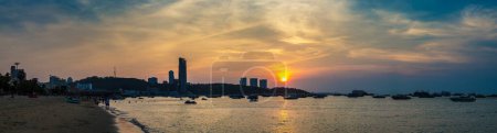 Téléchargez les photos : PATTAYA, THAÏLANDE - 11 MARS 2020 : Panorama du magnifique coucher de soleil sur la plage de Pattaya en Thaïlande - en image libre de droit