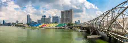 Foto de SINGAPUR, SINGAPUR - 26 DE FEBRERO DE 2020: Panorama del puente Helix en un día soleado en Singapur - Imagen libre de derechos