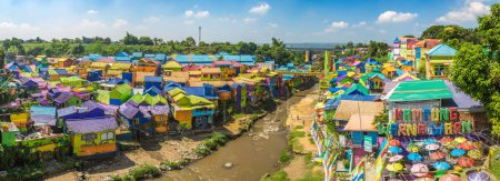Foto de MALANG, INDONESIA - 27 DE FEBRERO DE 2020: Panorama del colorido pueblo de Jodipan (Kampung Warna Warni) en Malang, Java Oriental, Indonesia - Imagen libre de derechos