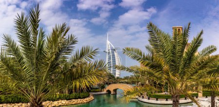 Téléchargez les photos : DUBAI, ÉMIRATS ARABES UNIS - 31 JANVIER 2020 : Panorama de vue à l'hôtel Burj Al Arab depuis l'hôtel de luxe Madinat Jumeirah par une journée ensoleillée à Dubaï, Émirats arabes unis - en image libre de droit