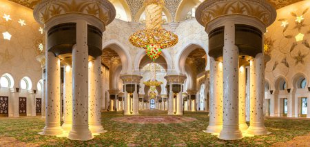 Téléchargez les photos : ABU DHABI, ÉMIRATS ARABES UNIS - 31 JANVIER 2020 : Panorama de l'intérieur de la Grande Mosquée Cheikh Zayed à Abu Dhabi, Émirats arabes unis - en image libre de droit