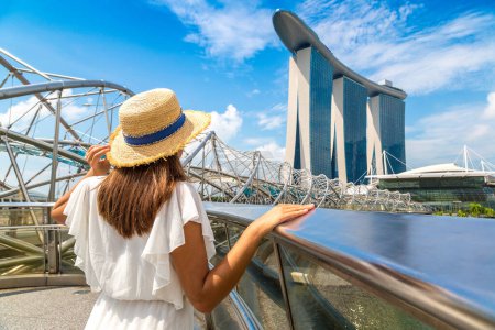 Foto de SINGAPUR, SINGAPUR - 26 DE FEBRERO DE 2020: Mujer viajera mirando Marina Bay Sands Hotel en Singapur - Imagen libre de derechos