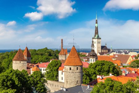 Téléchargez les photos : Vue Aérienne De La Vieille Ville De Tallinn Par Une Belle Journée D'été, Estonie - en image libre de droit
