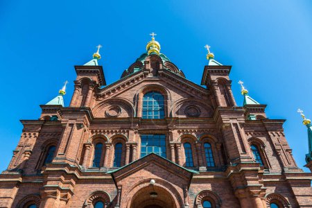 Foto de Catedral ortodoxa de Uspenski en Helsinki en un hermoso día de verano, Finlandia - Imagen libre de derechos