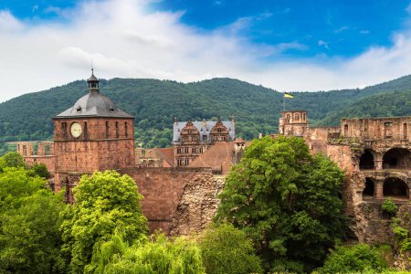 Téléchargez les photos : Vue aérienne panoramique de Heidelberg et des ruines du château de Heidelberg (Heidelberger Schloss) par une belle journée d'été, Allemagne - en image libre de droit