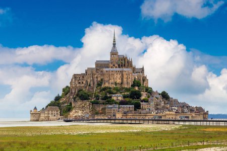 Téléchargez les photos : Abbaye du Mont Saint Michele par une belle journée d'été, France - en image libre de droit