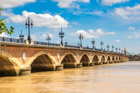 Foto de Pont de pierre, viejo puente de piedra en Burdeos en un hermoso día de verano, Francia - Imagen libre de derechos