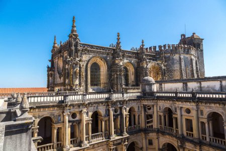 Téléchargez les photos : Château templier médiéval à Tomar par une belle journée d'été, Portugal - en image libre de droit