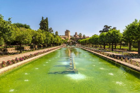 Téléchargez les photos : Fontaines et jardins de l'Alcazar de los Reyes Cristianos à Cordoue par une belle journée d'été, Espagne - en image libre de droit