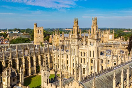 Vista aérea panorámica de All Souls College, Oxford University, Oxford en un hermoso día de verano, Inglaterra, Reino Unido
