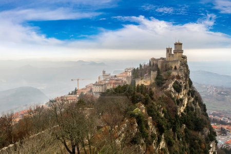 Téléchargez les photos : Rocca della Guaita forteresse à Saint-Marin dans la journée d'hiver - en image libre de droit