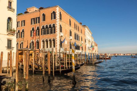 Téléchargez les photos : Canal Grande à Venise, par une belle journée d'été en Italie - en image libre de droit