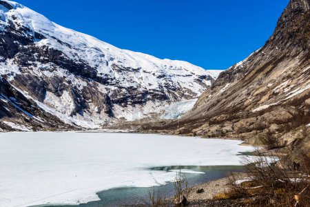 Téléchargez les photos : Glacier Nigardsbreen à Nigardsvatnet Parc national Jostedalsbreen en Norvège par une journée ensoleillée - en image libre de droit