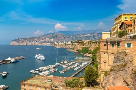 Téléchargez les photos : Vue aérienne panoramique de Sorrente, la côte amalfitaine en Italie par une belle journée d'été - en image libre de droit